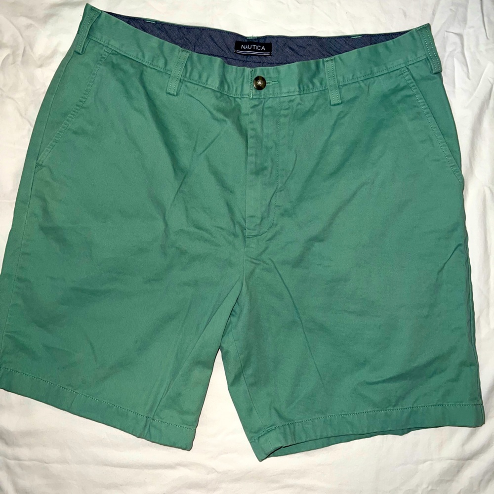 NAUTICA MENS BERMUDA SHORRS SIZE 35